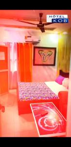 a bedroom with a bed and a table in it at HÔTEL & RÉSIDENCE KoB in Agbato