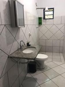 Hostel Diquinha في بيرينوبوليس: حمام مع حوض ومرحاض