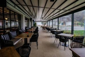 En restaurant eller et andet spisested på Ayana Coral Bay Resort