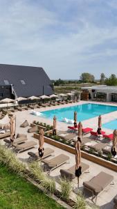 Swimmingpoolen hos eller tæt på Ayana Coral Bay Resort