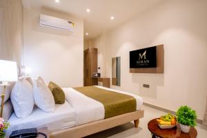 TV a/nebo společenská místnost v ubytování Miran Hotel & Suites - Mathura Road Faridabad