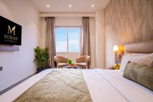 Postel nebo postele na pokoji v ubytování Miran Hotel & Suites - Mathura Road Faridabad + 38 fotografií