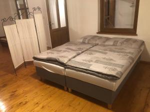 Ένα ή περισσότερα κρεβάτια σε δωμάτιο στο Penzion Apollón