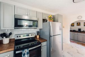 Η κουζίνα ή μικρή κουζίνα στο Honeybee Bungalow with Hot Tub