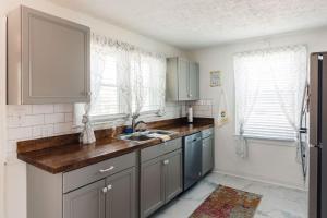 Η κουζίνα ή μικρή κουζίνα στο Honeybee Bungalow with Hot Tub +30 φωτογραφίες