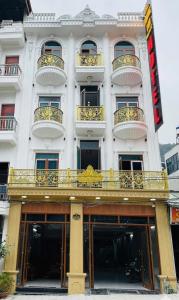 a large white building with a balcony on it at Phương Anh Hotel in Mèo Vạc