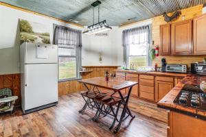 Η κουζίνα ή μικρή κουζίνα στο Wine, Dine and Unwind Hermann Home with Spacious Yard