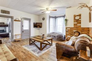 Μια τηλεόραση ή/και κέντρο ψυχαγωγίας στο Wine, Dine and Unwind Hermann Home with Spacious Yard