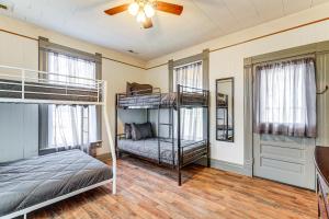 Ένα ή περισσότερα κρεβάτια σε δωμάτιο στο Wine, Dine and Unwind Hermann Home with Spacious Yard