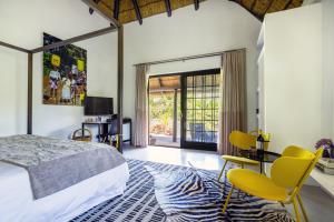 サマーセット・ウェストにあるAfrica Lodgeのベッドと机と椅子のある寝室 +84枚の写真