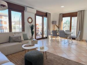 a living room with a couch and a table at Apartamento Sant Pere II in Benissa