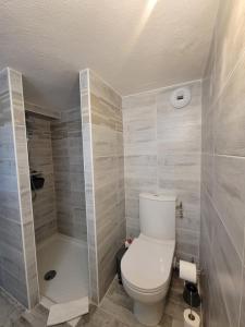 Lou Visetto à Vallon-Pont-d'Arc في فالون بون دارك: حمام مع مرحاض ودش +36 صورة