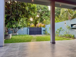 タンガラにあるSouthern Nest Villa Tangalleの門と庭のある空のパティオ