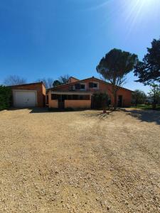 Lou Visetto à Vallon-Pont-d'Arc في فالون بون دارك: منزل أمامه ساحة حصى