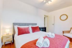 Postel nebo postele na pokoji v ubytování Vita Portucale ! Aroeira 4 Bdr Pool & Golf Retreat