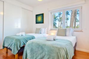 Postel nebo postele na pokoji v ubytování Vita Portucale ! Aroeira 4 Bdr Pool & Golf Retreat