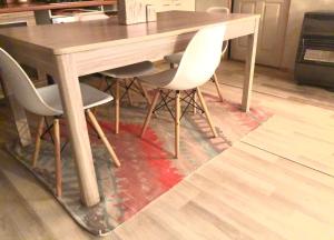 a wooden table with four chairs and a rug under it at Loft independiente Casa Altavista in Valparaíso