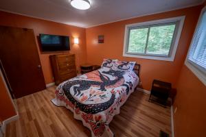 een slaapkamer met een bed met een drakendeken bij Dragon's Lair in Robbinsville