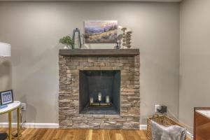 ein Wohnzimmer mit einem Steinkamin in der Unterkunft Spacious 5BR Home Sleeps 9 Modern Comfort in Jonesborough