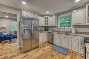 eine Küche mit weißen Schränken und einem Edelstahlkühlschrank in der Unterkunft Spacious 5BR Home Sleeps 9 Modern Comfort in Jonesborough + 42 Fotos