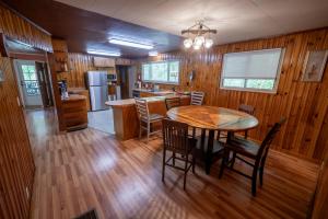 een keuken en eetkamer met een tafel en stoelen bij Dragon's Lair in Robbinsville