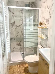 un bagno con doccia e WC di Studio Luz a Bois-Colombes