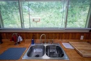 een gootsteen met een droogrek naast een raam bij Dragon's Lair in Robbinsville +33 foto's