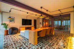 Μια τηλεόραση ή/και κέντρο ψυχαγωγίας στο Nico Hotel & Residences