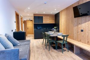 eine Küche und ein Esszimmer mit Tisch und Stühlen in der Unterkunft Le Sort Mountain Retreat in Passo del Tonale