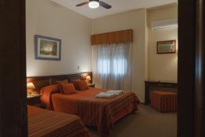 San Pedro Hotel في ريو سيبالوس: غرفة فندق بها سريران ونافذة +30 صورة