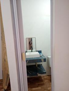 un bagno con lavandino e specchio di Casa Itacaré a Itacaré