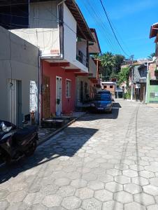 una strada con un'auto parcheggiata accanto a un edificio di Casa Itacaré a Itacaré