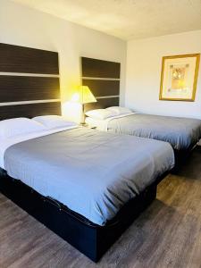 a hotel room with two beds in a room at Newnan Nook in Newnan