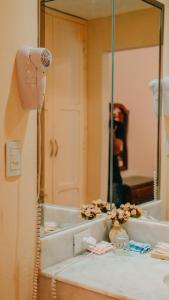 San Pedro Hotel في ريو سيبالوس: حمام مزود بحوض ومِرآة