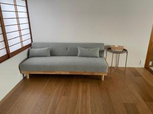 Un lugar para sentarse en 一条ゆかりの大津ゲストハウス栖碩 4 fotos más