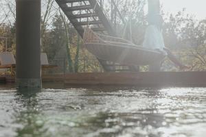 Výhled na řeku, která protéká v blízkosti hotelu