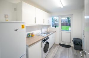 Køkken eller tekøkken på Modern 3 Bedroom Home Ideal for Families and Business Stays