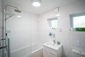 Et badeværelse på Modern 3 Bedroom Home Ideal for Families and Business Stays + 16 billeder