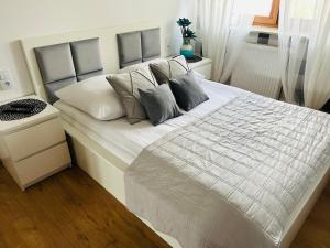 Ένα ή περισσότερα κρεβάτια σε δωμάτιο στο Apartament 14