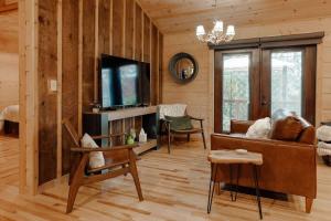 TV a/nebo společenská místnost v ubytování Home with Sauna & Hot Tub & Lake Access + 51 fotografií