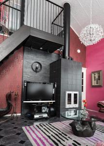 Μια τηλεόραση ή/και κέντρο ψυχαγωγίας στο Villa Rosa by the River Teno