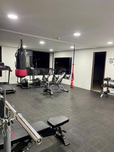 Фитнес-центр и/или тренажеры в Moderno apartamendo con Rooftop y Jacuzi