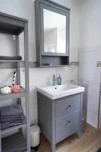 Ferienhaus nah der Ostsee, 110qm mit eigenem Garten في شاربوتس: حمام مزود بحوض ومِرآة +12 صورة