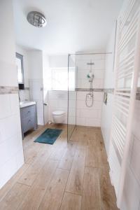 Ferienhaus nah der Ostsee, 110qm mit eigenem Garten في شاربوتس: حمام مع دش زجاجي ومرحاض