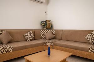 una sala de estar con un sofá y una mesa en Elegant Villa with Private Pool in South Hammamet 2P, en Hammamet Sud