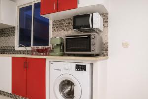 y cocina con microondas y lavadora. en Elegant Villa with Private Pool in South Hammamet 2P, en Hammamet Sud 8 fotos más