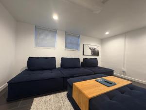 Χώρος καθιστικού στο Rams Retreat 4 King Beds Near CSU and Old Town