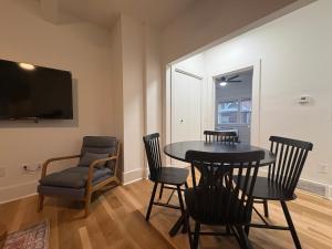 Μια τηλεόραση ή/και κέντρο ψυχαγωγίας στο Rams Retreat 4 King Beds Near CSU and Old Town