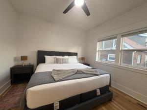 Ένα ή περισσότερα κρεβάτια σε δωμάτιο στο Rams Retreat 4 King Beds Near CSU and Old Town