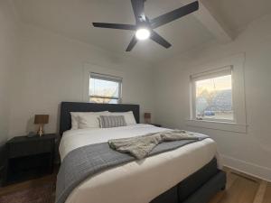 Ένα ή περισσότερα κρεβάτια σε δωμάτιο στο Rams Retreat 4 King Beds Near CSU and Old Town